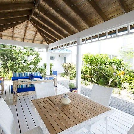 Villas Of The Galleon Seven Mile Beach Exteriör bild