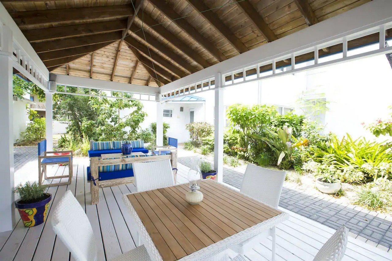 Villas Of The Galleon Seven Mile Beach Exteriör bild