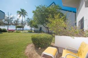 Villas Of The Galleon Seven Mile Beach Exteriör bild